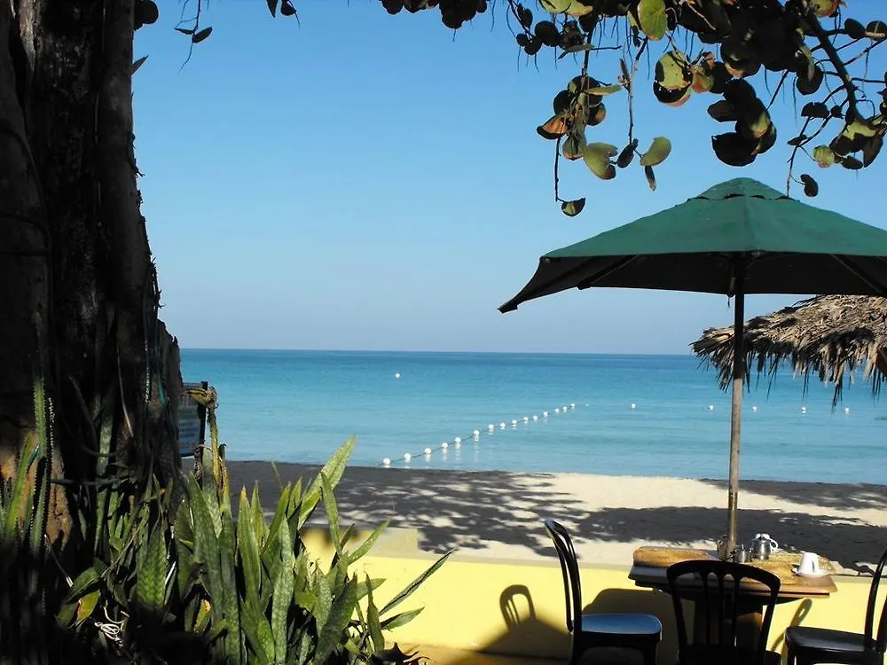 Bar-B-Barn Beach Hotel نيغريل