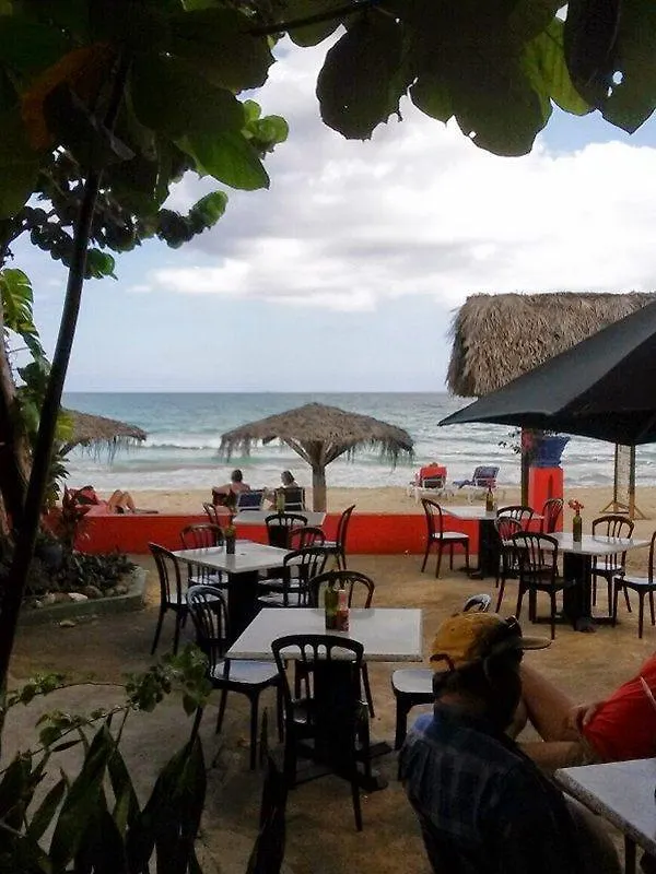 Bar-B-Barn Beach Hotel نيغريل