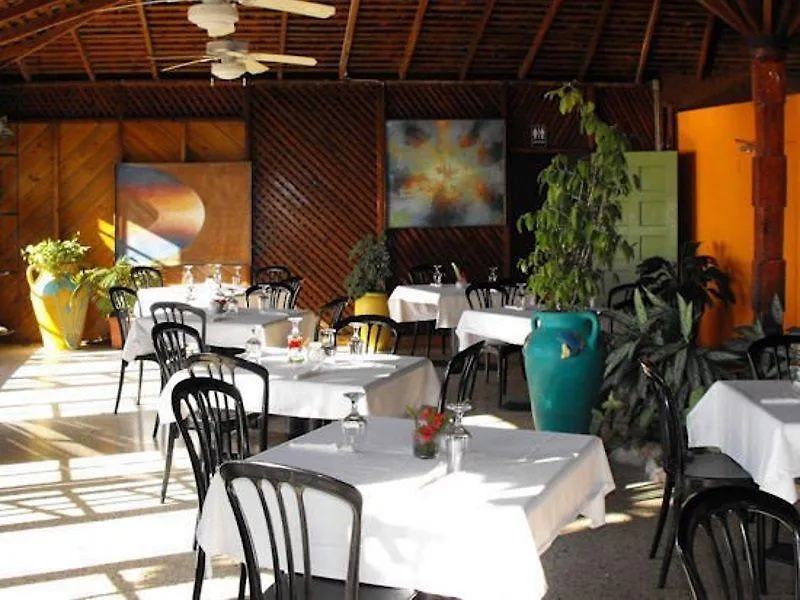 Bar-B-Barn Beach Hotel نيغريل